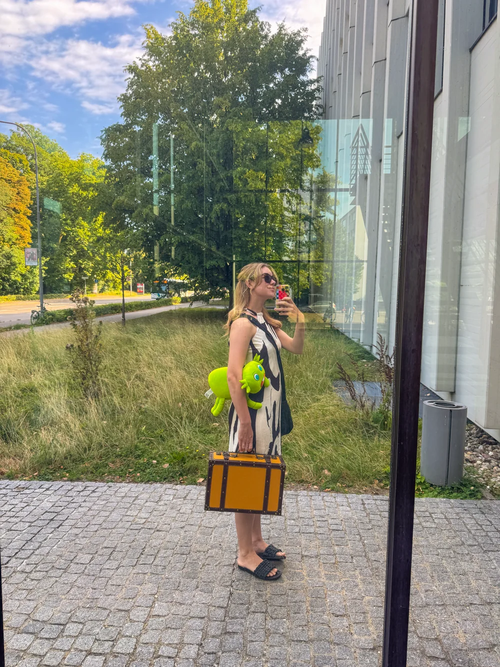 Mella unterwegs mit Reisekoffer und Wobi